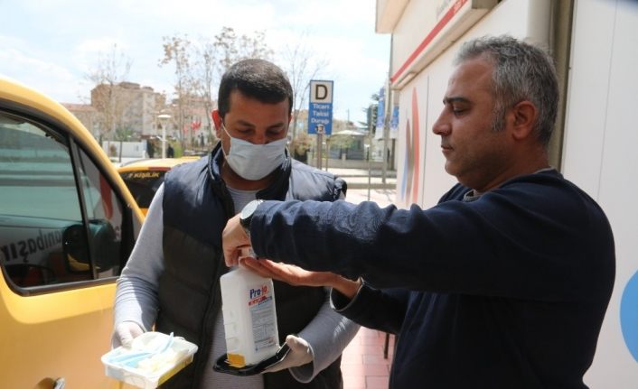 Elazığ’da taksici önlemini ücretsiz maske ve eldivenle aldı