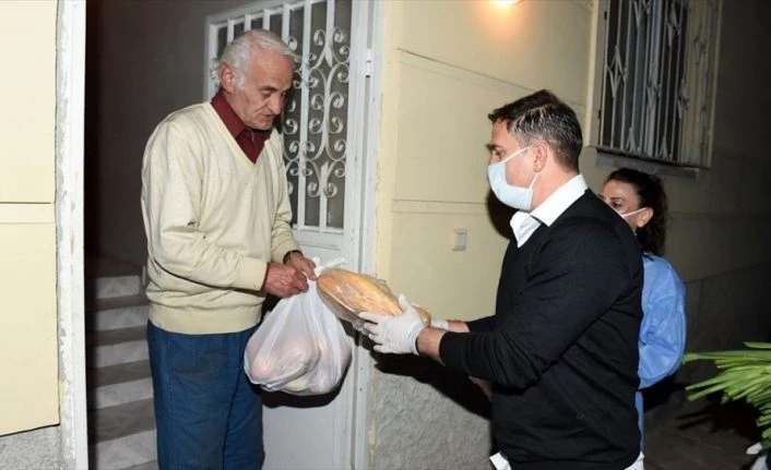 Ergün Penbe kapı kapı dolaşarak gıda ve hijyen paketi dağıttı