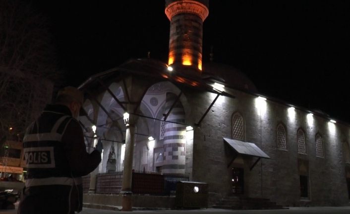 Erzurum’da camilerden dualar yükseliyor