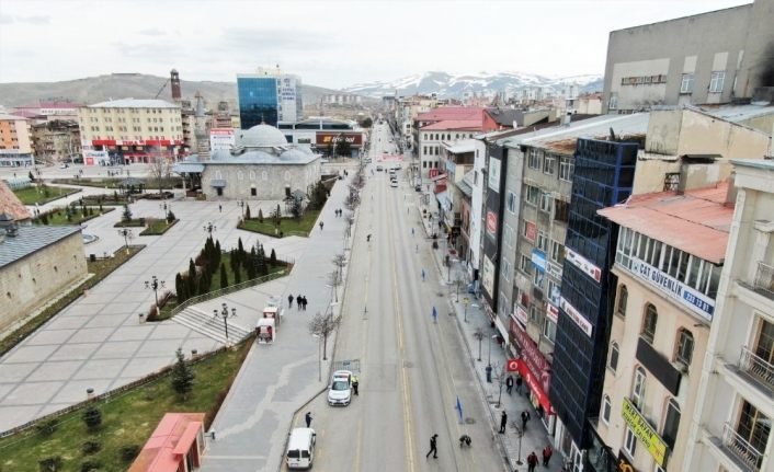 Erzurum’da polisin denetimleri ve maske dağıtımı devam ediyor