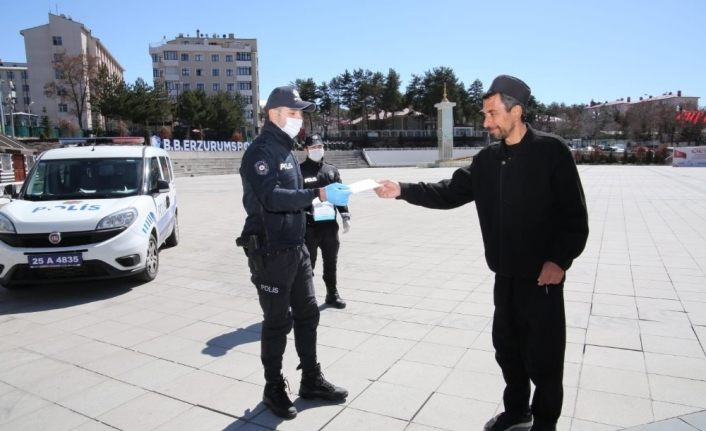 Erzurum’da polisler sokaklarda maske dağıttı