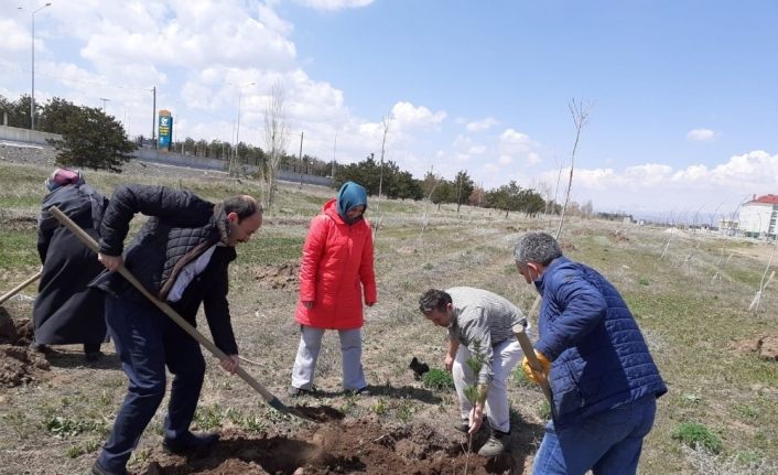 ETÜ’de "Geleceğe Nefes" projesiyle yeni fidanlar toprak ile buluştu