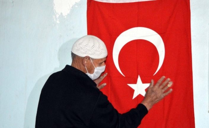 Evinden çıkamayan amca ‘Türk bayrağı’ isteği