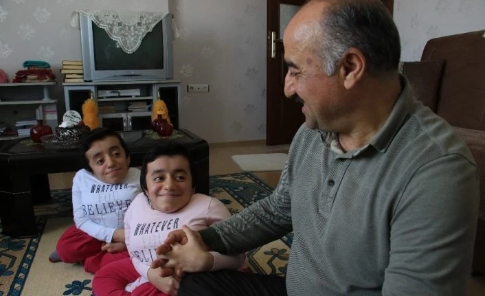 Evlerinin neşe kaynağı, Cam kemik hastası ikizler 15 yaşına girdi