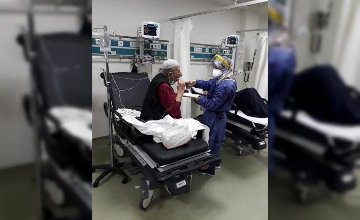 Fedakar doktor kendi orucunu açmadan önce hastasına yemek yedirdi