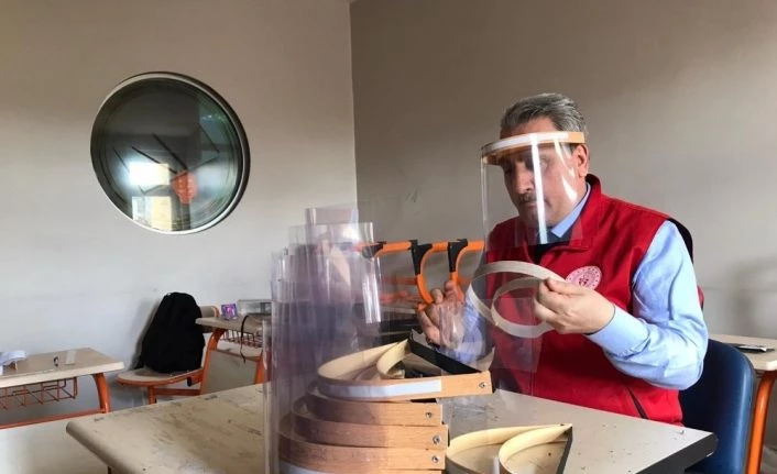 Gençlik merkezlerinden siperli maske