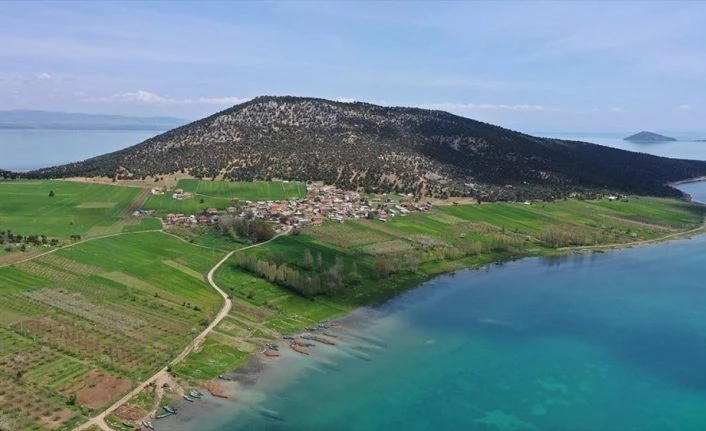 Gölün ortasındaki adada koronavirüsten izole bir hayat sürdürüyorlar