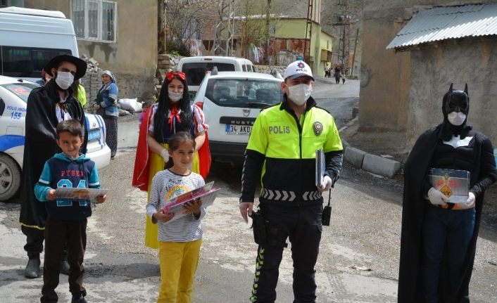 Hakkari polisinden 400 çocuğa ’23 Nisan’ hediyesi