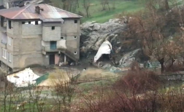 Hakkari’de yağmur yağışıyla dere taştı