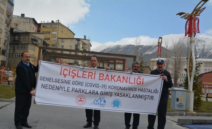 Hakkari’deki parklara ‘giriş yasak’ pankartı asıldı