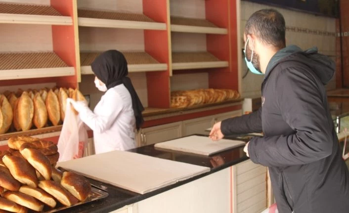 Hayalet şehre dönen Van’da fırıncı ve eczaneler çalıştı