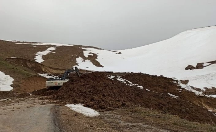 Heyelanın kapattığı yol tekrar ulaşıma açıldı