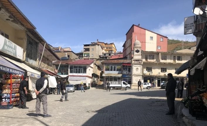 Hizanlı esnaf iş yapamayınca sosyal mesafeyi koruyarak top oynadı