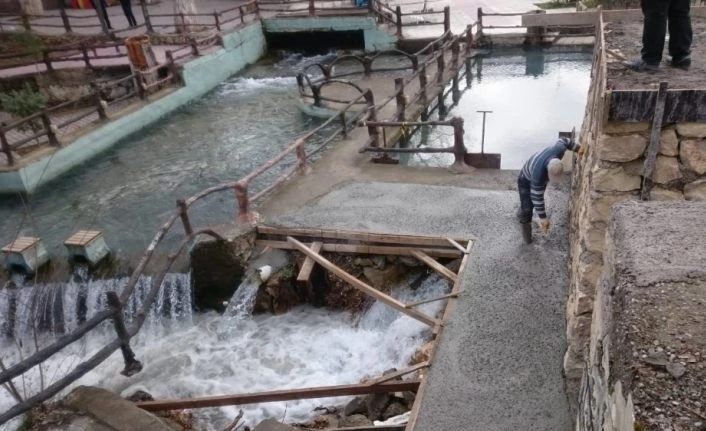 Horata Mesire alanındaki taş duvarlar yenilendi