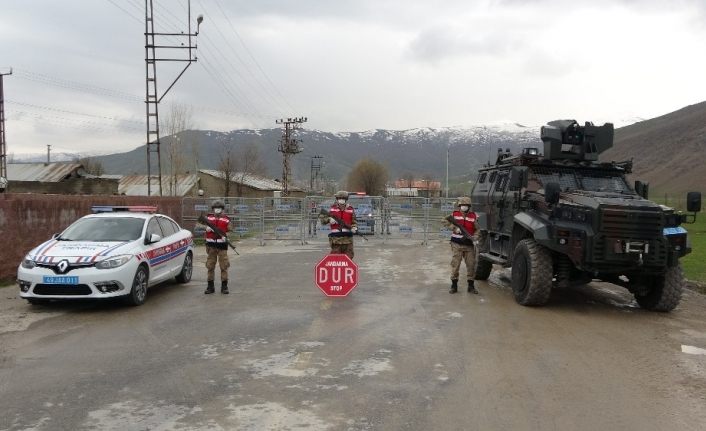 Jandarma karantinaya alınan yerleşim alanlarında nöbetini sürdürüyor