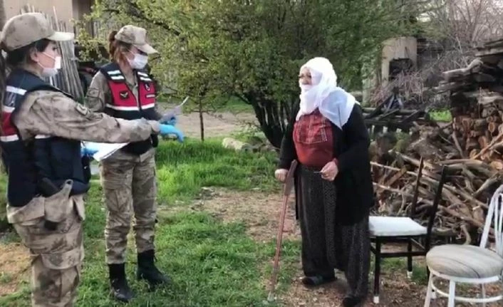 Jandarma sosyal yardım ödemelerini evlerde teslim ediyor