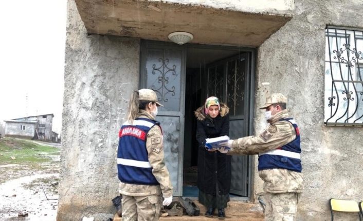 Jandarma, vatandaşın sosyal yardım ödemesini evlerine teslim ediyor