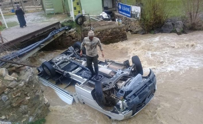 Van'da kamyonet dereye uçtu: 2 kişi boğulmaktan son anda kurtarıldı