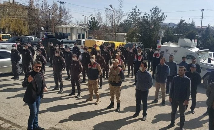Van'da kapı kapı dolaştılar ihtiyaç sahibi ailelere 1000 lira yardım parası dağıttılar