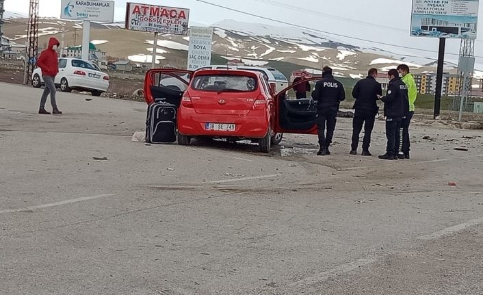 Karayazı’da trafik kazası: 3 yaralı