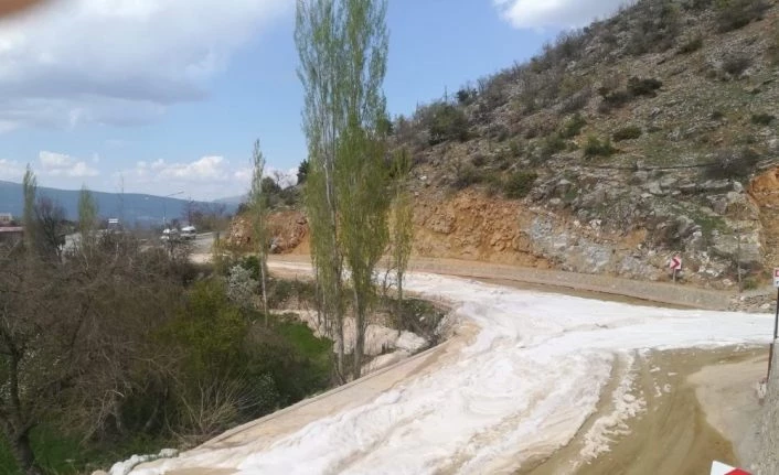 Karayolu sondaj suyundan geçit vermiyor