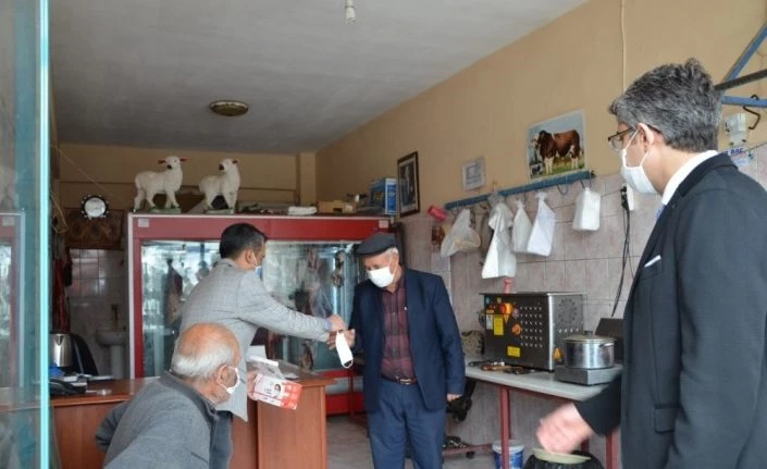 Kaymakam Çalışır maske dağıttı