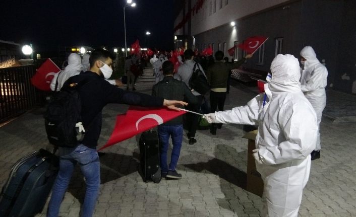 Kazakistan’dan gelen 73 Türk vatandaşı Van'da öğrenci yurduna yerleştirildi