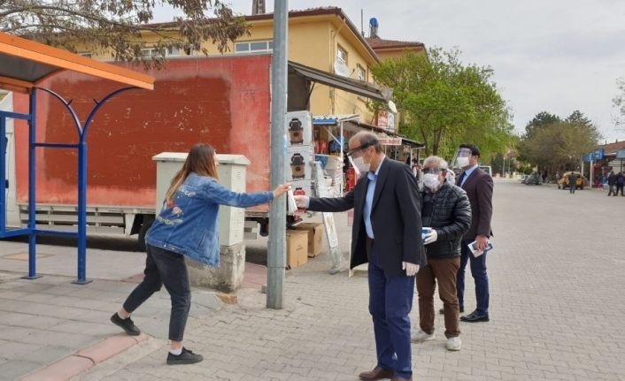 Kızıldaş pazarda maske dağıttı