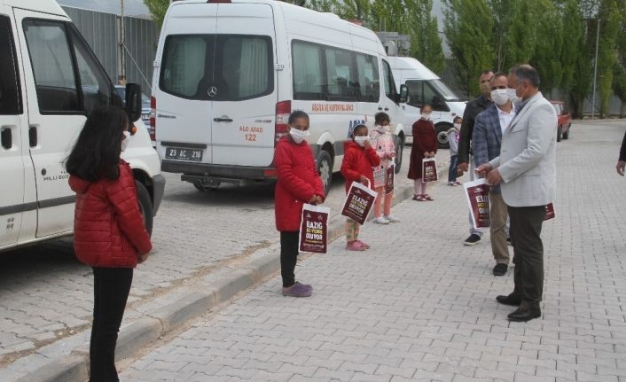 Konteyner kentte sosyal mesafeli kitap dağıtımı