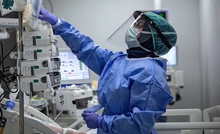Kovid-19 hastaları akciğerlerine daha fazla oksijen gitmesi için yüzükoyun yatırılıyor