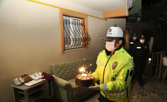 Küçük Hamza’nın doğum gününü polis kutladı