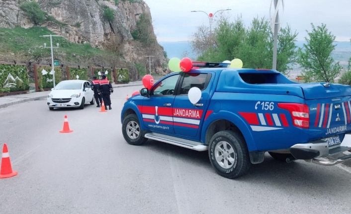 Mehmetçik, araçlarını süsledi çocukları sevindirdi