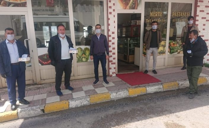 MHP’li Kütahya Belediye Başkanı Işık’dan Şemdinli’ye maske desteği