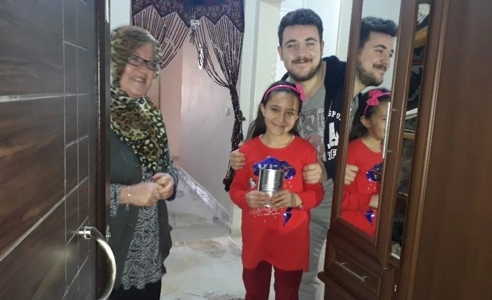 Van'da minik kız biriktirdiği parasını ‘Biz Bize Yeteriz Türkiyem’ kampanyasına bağışladı