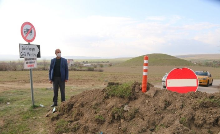 Muhtar bir çok yolu kapattı, seyyar satıcı ve hurdacıların girişlerini yasakladı