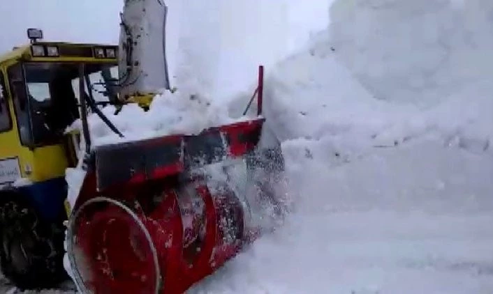 Muş’ta kar kalınlığının 7-8 metre olduğu bölgede yol açma çalışması başlatıldı