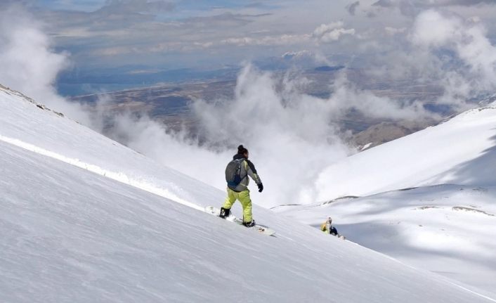 Artos Dağı’nda Van Gölü manzaralı snowboard keyfi