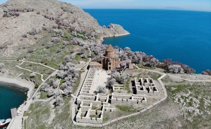 Van Akdamar Adası açan çiçeklerle beyaz gelinliğini giydi