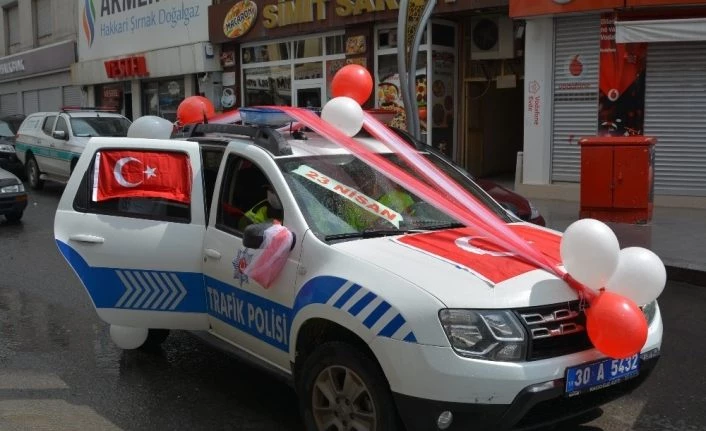 Polis araçları 23 Nisan için süslendi