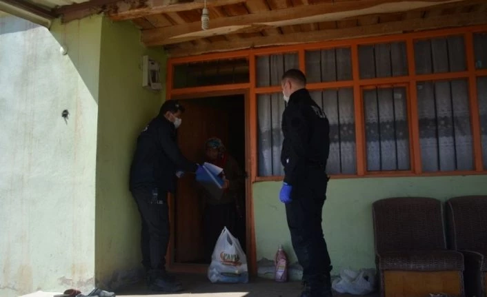 Polis Korona virüse karşı halk ile el ele mücadele ediyor