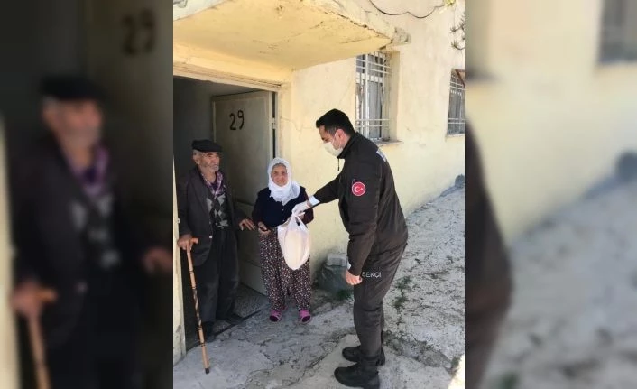 Polisten vatandaşın evine kadar hizmet