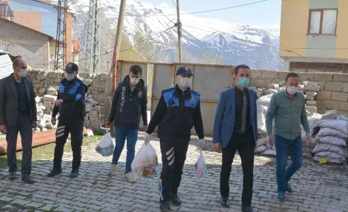 Polisten vatandaşlara yardım eli