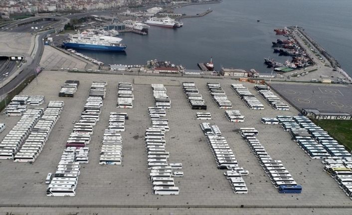 Seferleri durdurulan otobüsler Yenikapı Miting Alanı