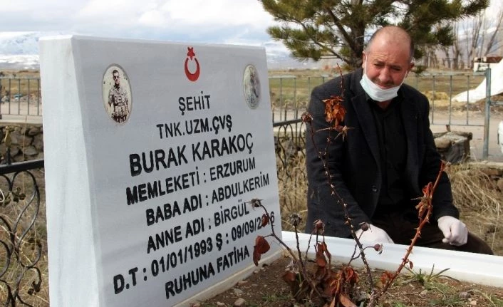 Şehit oğlunun mezarını ziyaret etmek için her gün 30 kilometre yol gidiyor