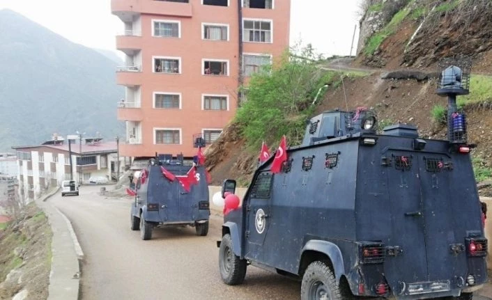 Şemdinli’de polis araçları çocuklar için süslendi