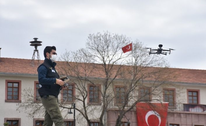 Sesli drone ile sokağa çıkanlar uyarılıyor