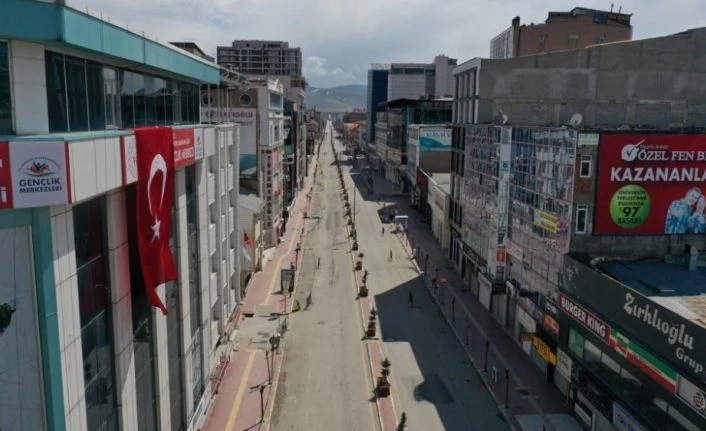 Sokağa çıkma kısıtlamasının ikinci gününde de caddeler boş kaldı