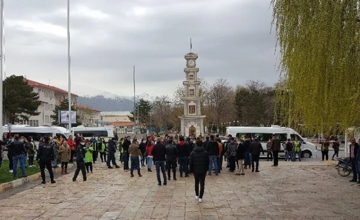Sosyal mesafe kuralını ihlalden ceza yiyen 100’e yakın servis yolcusu valilik önünde eylem yaptı