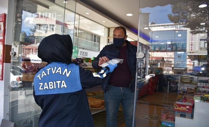 Tatvan Belediyesinden esnafa ücretsiz maske dağıtımı