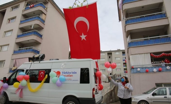 Tunceli’de 23 Nisan araçlardan yükselen çocuk şarkılarıyla kutlandı